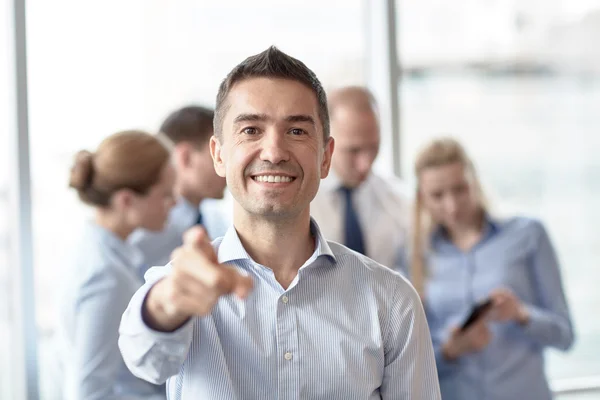 Grupo de empresarios sonrientes reunidos en el cargo —  Fotos de Stock