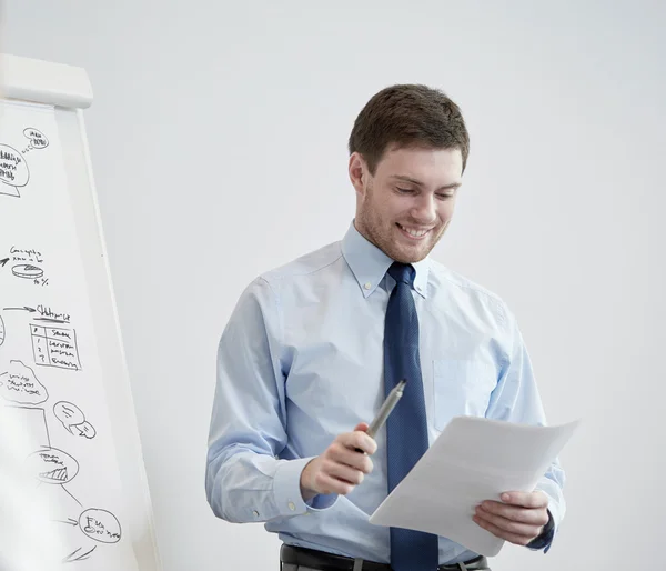 Gruppo di uomini d'affari sorridenti riuniti in ufficio — Foto Stock