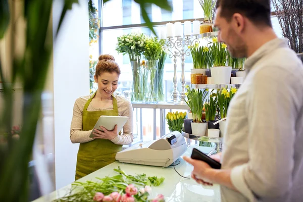 Квіткова жінка і чоловік роблять замовлення в квітковому магазині — стокове фото