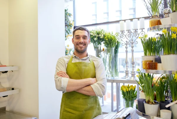 Florista hombre o vendedor en el mostrador de la tienda de flores — Foto de Stock