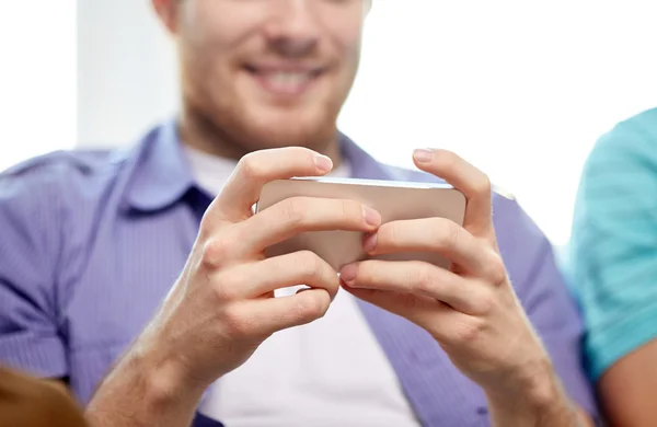 Primer plano del hombre feliz con teléfono inteligente en casa —  Fotos de Stock