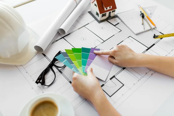 Primer plano de las manos con paleta de colores y plano — Foto de Stock