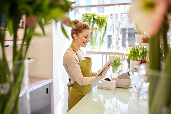 Mujer con la computadora de la tableta en la tienda de flores — Foto de Stock