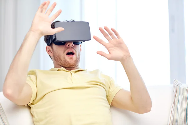 Jovem em realidade virtual headset ou óculos 3d — Fotografia de Stock