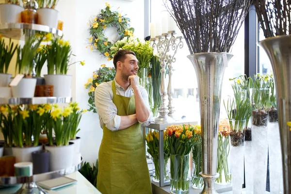 Florist man or seller at flower shop — Stock Photo, Image