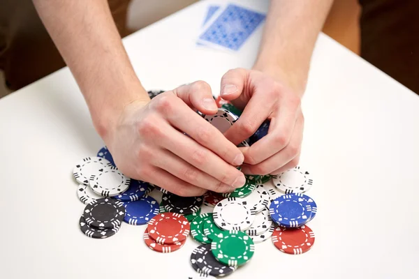 Mãos com fichas de casino fazendo aposta ou ganhando — Fotografia de Stock