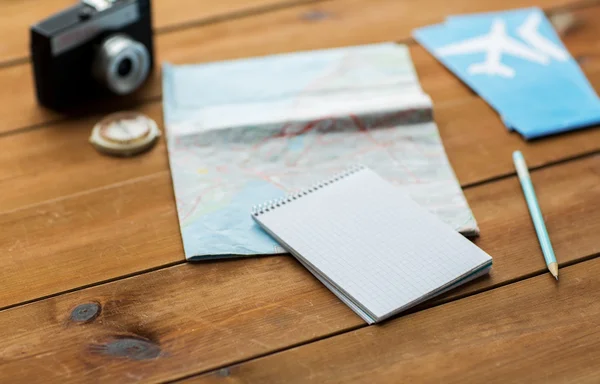 Close-up de bloco de notas com mapa e bilhetes de viagem — Fotografia de Stock
