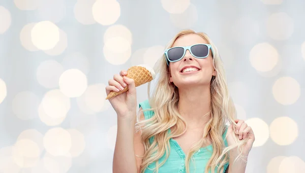 Szczęśliwa młoda kobieta w okulary jeść lody — Zdjęcie stockowe
