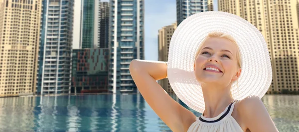 Mujer feliz disfrutando del verano sobre la piscina de la ciudad de dubai —  Fotos de Stock