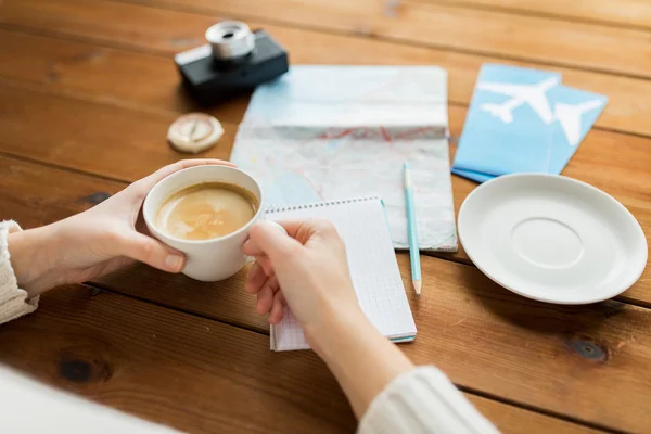 Primer plano de las manos con taza de café y cosas de viaje —  Fotos de Stock