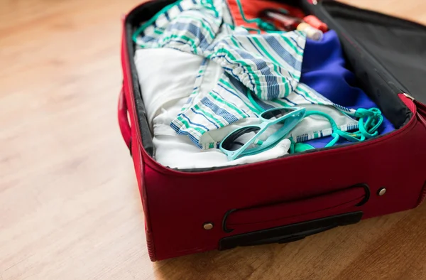 Primo piano della borsa da viaggio con vestiti da spiaggia — Foto Stock