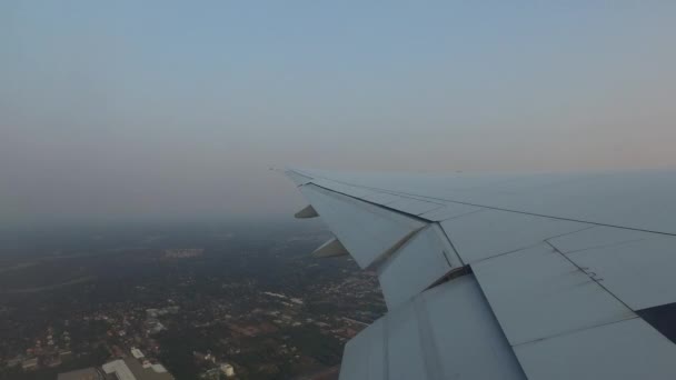 Aile de l'avion volant au-dessus de la ville — Video