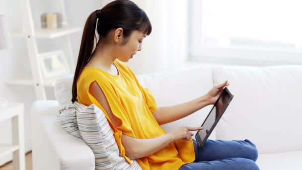 Glücklich asiatische Frau mit Tablet-PC und Kreditkarte — Stockvideo