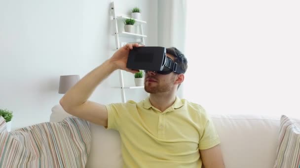 Man in virtual reality headset speelspel — Stockvideo