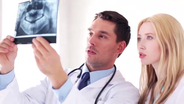 Два врача с рентгеновскими отпечатками — стоковое видео