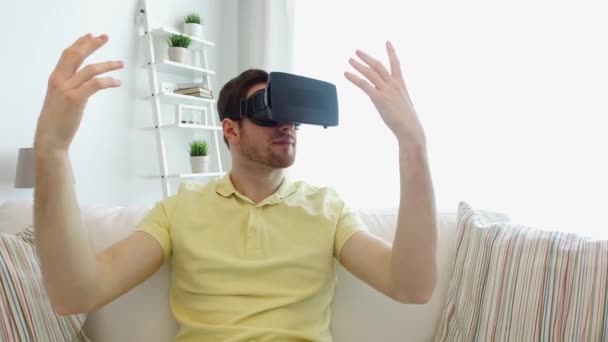 Muž ve virtuální realitě sluchátka hrát hru — Stock video