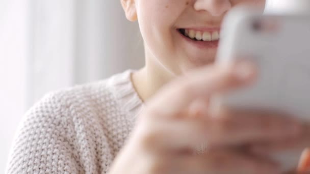 Mujer feliz con smartphone en casa — Vídeos de Stock