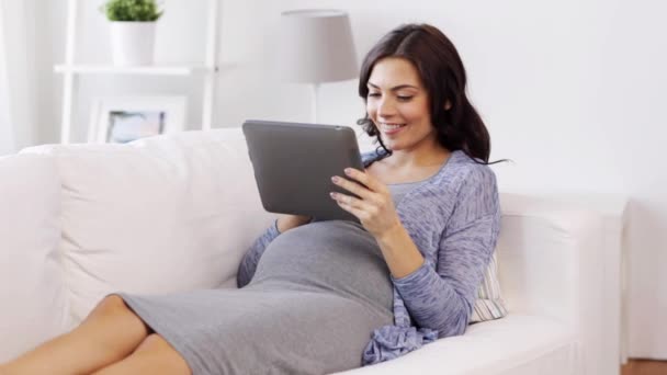 Mulher grávida feliz com tablet pc em casa — Vídeo de Stock