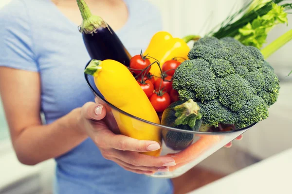 Närbild på kvinna med grönsaker i skål — Stockfoto