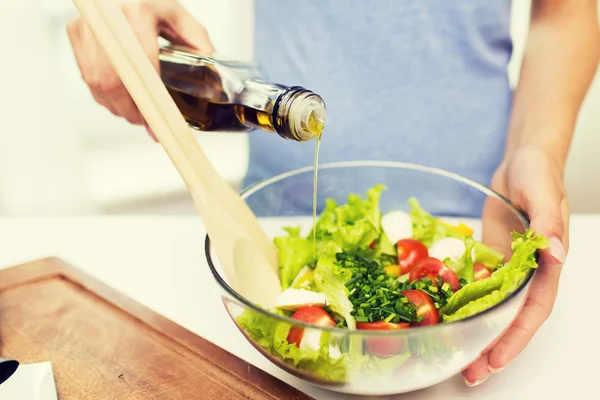 Primer plano de la mujer cocinar ensalada de verduras en casa — Foto de Stock