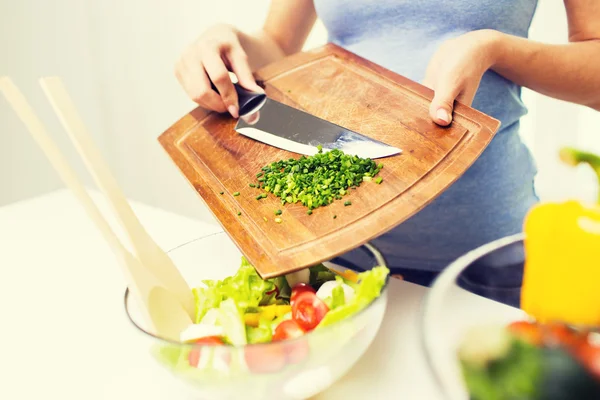 Close up van vrouw met gehakte ui salade koken — Stockfoto