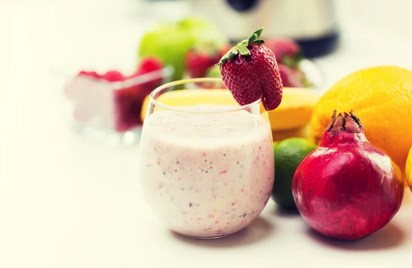 Close-up de vidro com batido de leite e frutas — Fotografia de Stock