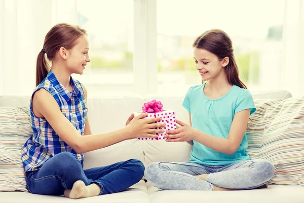 Joyeuses petites filles avec cadeau d'anniversaire à la maison — Photo