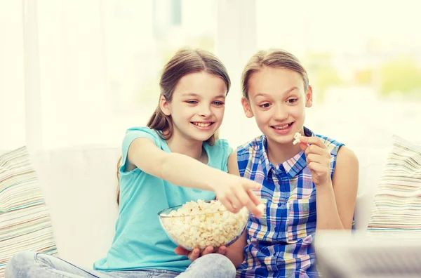 Gelukkig meisjes met popcorn thuis tv-kijken — Stockfoto