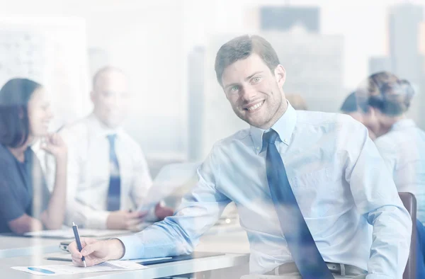 Grupp av leende företagare i office — Stockfoto