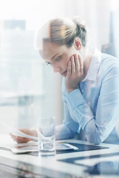 Mujer de negocios que tiene problemas en la oficina —  Fotos de Stock