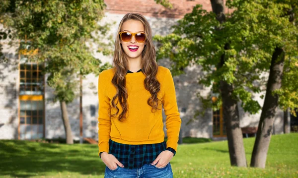 Jovem feliz ou menina adolescente em roupas casuais — Fotografia de Stock