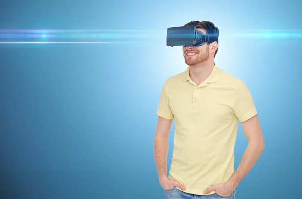 Ευτυχισμένος άνθρωπος στο σετ κεφαλής εικονικής πραγματικότητας ή 3d γυαλιά — Φωτογραφία Αρχείου
