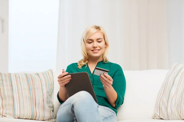 Mujer feliz con la tableta PC y tarjeta de crédito — Foto de Stock