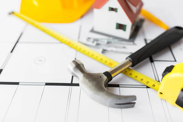 Primo piano del progetto di casa con gli strumenti di costruzione — Foto Stock