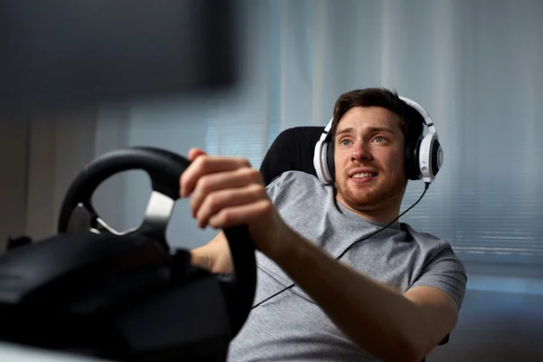 Hombre jugando coche de carreras de videojuegos en casa —  Fotos de Stock