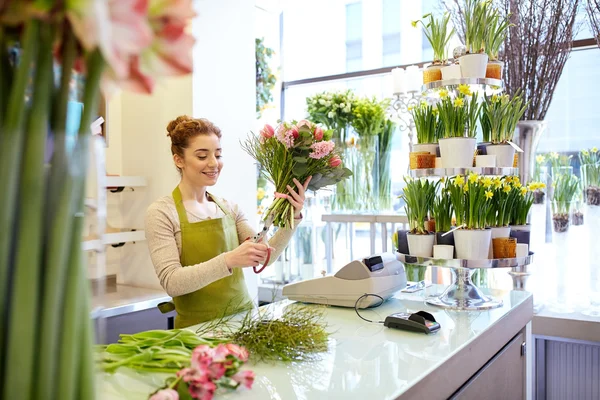 Souriant fleuriste femme faire tas à fleur boutique — Photo