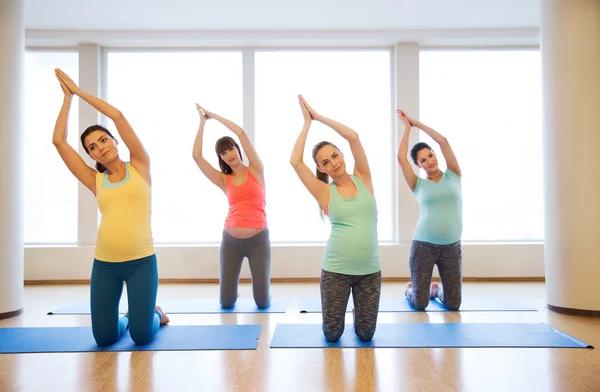 Glückliche Schwangere beim Training auf Matten im Fitnessstudio — Stockfoto