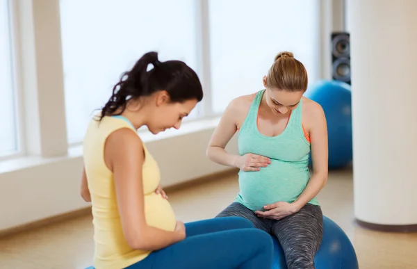 两个快乐的孕妇坐在球在健身房 — 图库照片
