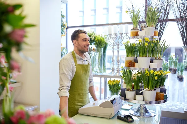 Florista hombre o vendedor en el mostrador de la tienda de flores — Foto de Stock