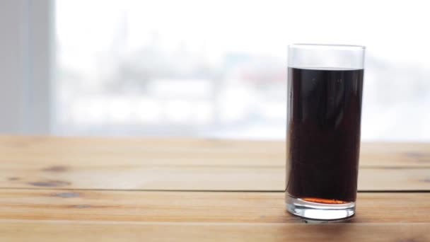 Glas limonade of frisdrank drinken op houten tafel — Stockvideo