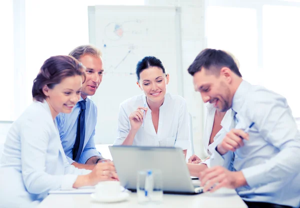 Geschäftsteam trifft sich im Büro — Stockfoto