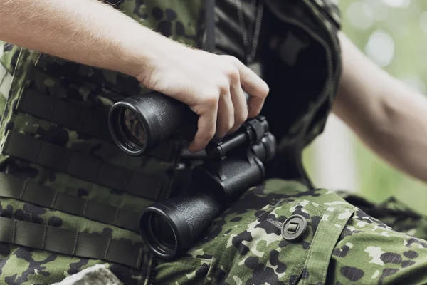 Close up de soldado ou caçador com binocular — Fotografia de Stock