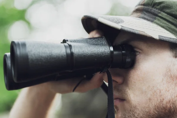 Primer plano de soldado o cazador con binocular —  Fotos de Stock