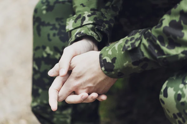 Gros plan du jeune soldat en uniforme militaire — Photo