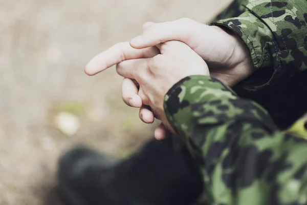 Close up van jonge soldaat in militair uniform — Stockfoto