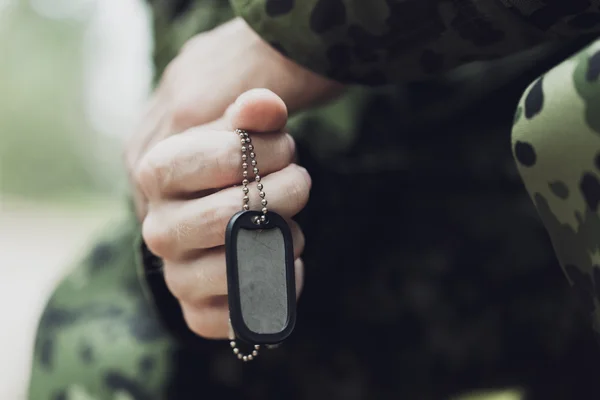 Gros plan du jeune soldat en uniforme militaire — Photo