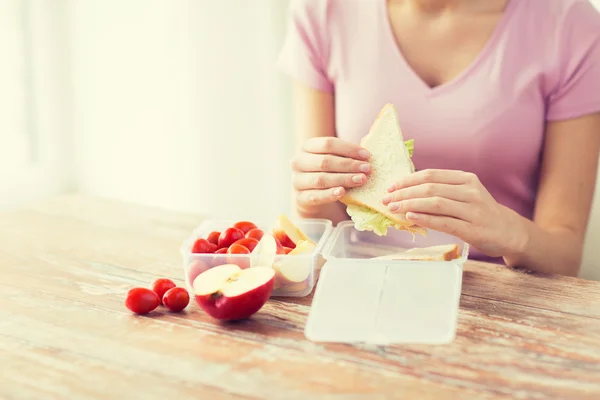 Perto de mulher com comida em recipiente de plástico — Fotografia de Stock