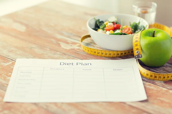 Primo piano del piano di dieta e cibo in tavola — Foto Stock