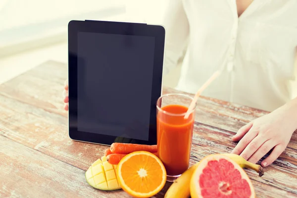 Close up de mãos de mulher com suco e frutas — Fotografia de Stock