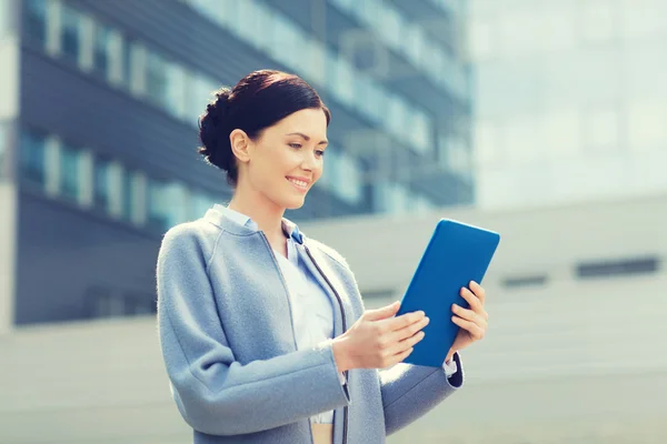 Smiling business woman with tablet pc in city — Stock Photo, Image